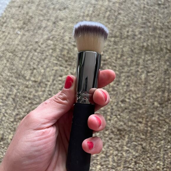 It cosmetics Flat Top Buffing Foundation Brush - Picture 5 of 5